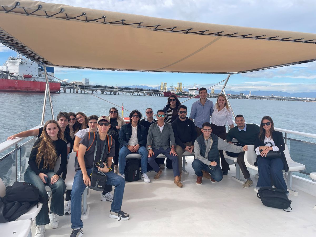 Los estudiantes del Máster en Derecho Marítimo profundizan en su formación con una visita al Puerto de Tarragona 